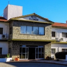 Fachada del hotel El Cóndor
