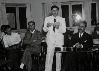 El poeta de Merlo, Antonio Esteban Agüero, al centro de traje blanco, en la ciudad de San Luis, hacia 1952.