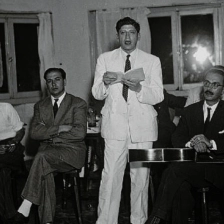 El poeta de Merlo, Antonio Esteban Agüero, al centro de traje blanco, en la ciudad de San Luis, hacia 1952.