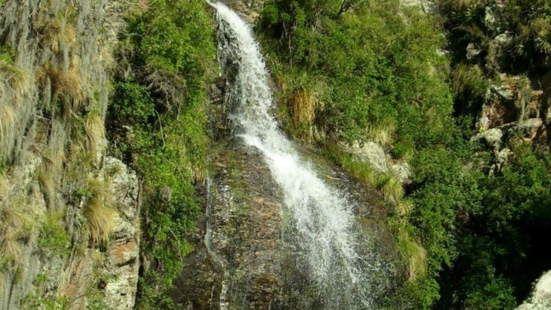 Majestuosa Cascada del Aguilucho | Naturaleza en Los Molles