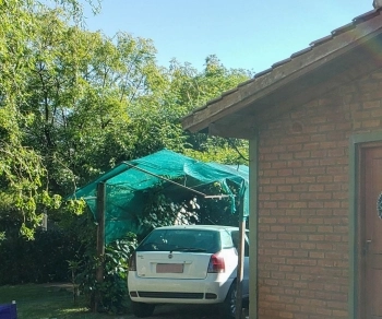 Cochera semicubierta